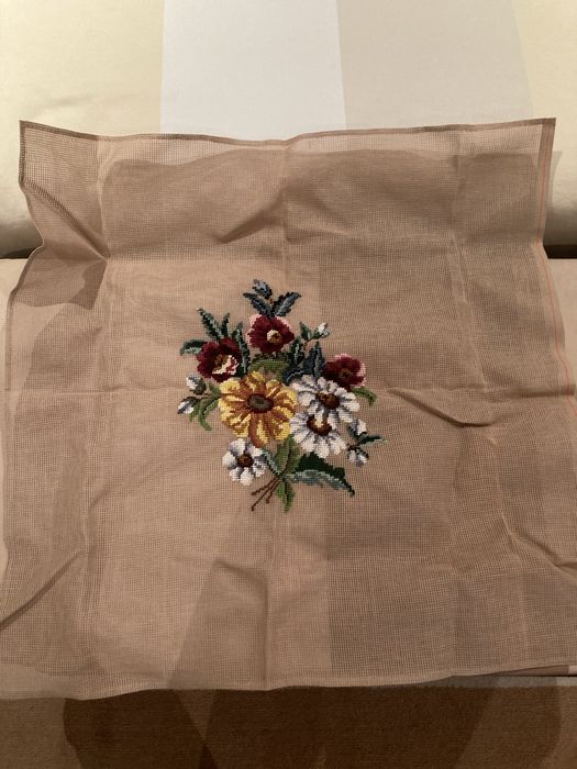 Bordado manual de flores em lã sobre tela
