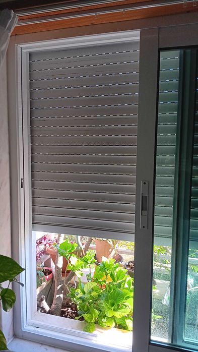 Janelas de várias dimensões com vidro duplo caixilaria em aluminio  lacado a branco em bom estado