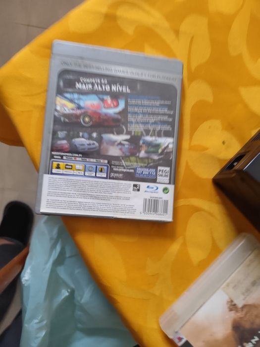 PlayStation 3 com todo completo com o comando e dois jogos