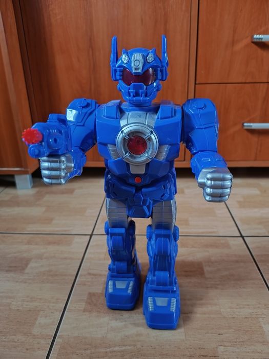 Robot wydaje dźwięki i świeci