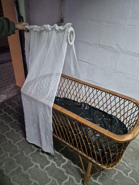 Berço de bebé em verga com proteções e resguardos muito bonitos