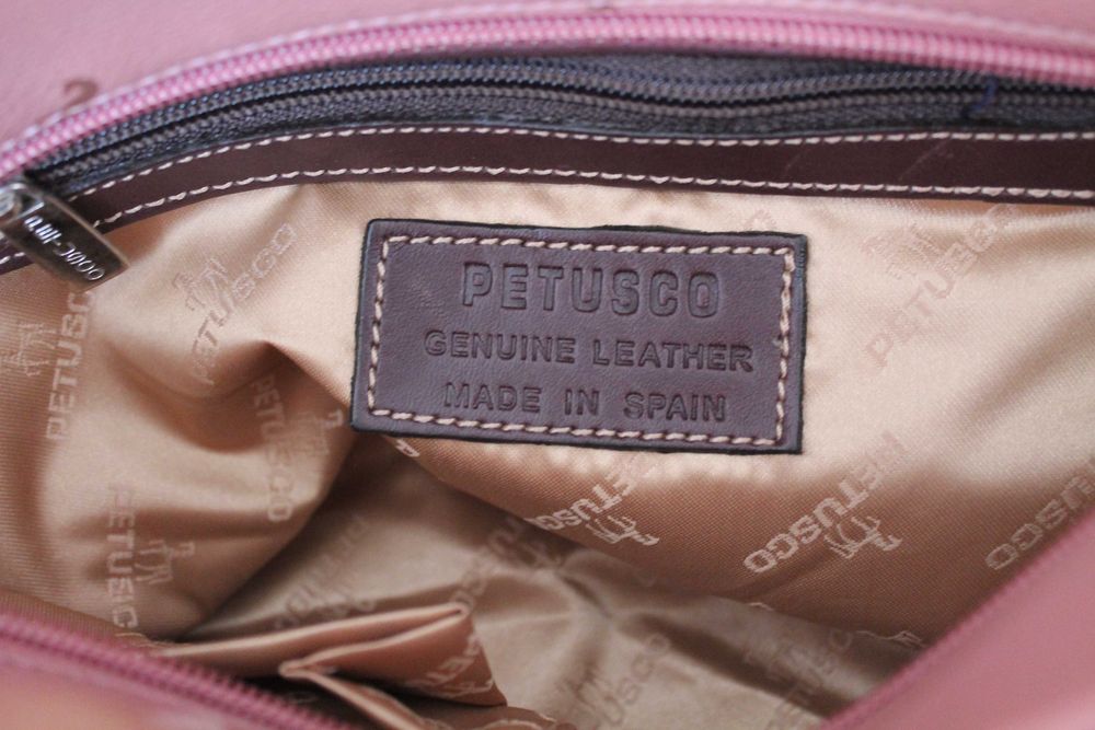 Mala em pele em excelente estado, da marca espanhola Petusco