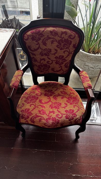 2 cadeiras classicas estofadas em tecido floral
