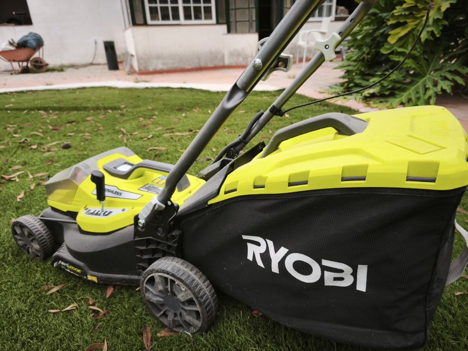 Máquina para cortar relva