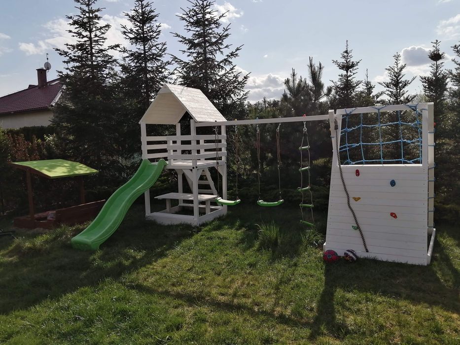 plac zabaw wspinaczka stolik domek slizg