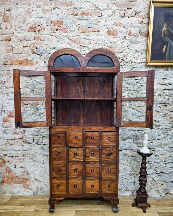 Witryna kolonialna, lite drewno. Z szufladami.