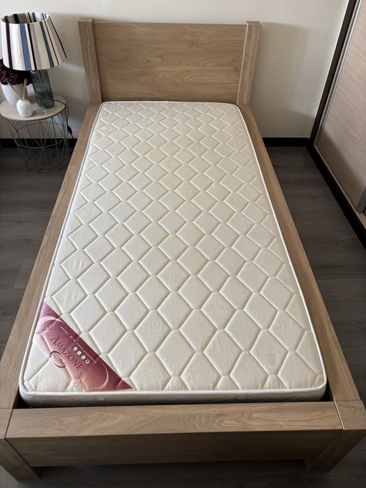 Conjunto de 2 Camas de Solteiro em Madeira + 2 Colchões (1 Novo)