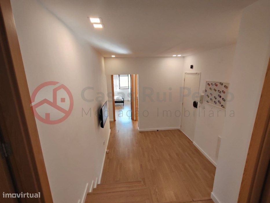 Apartamento T1+3 com 126,30m², Excelente Potencial no Barreiro