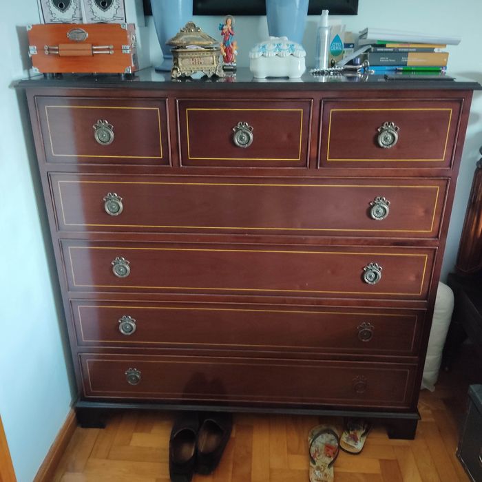 Conjunto de dois móveis antigos, contemporâneos