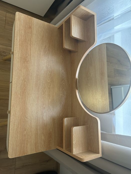 Toaletka z lustrem i dwoma szufladami