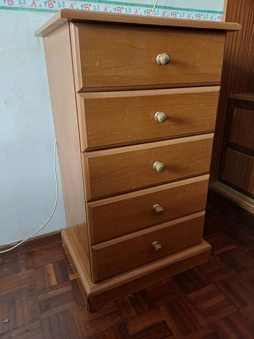 Móvel de 5 gavetas de madeira