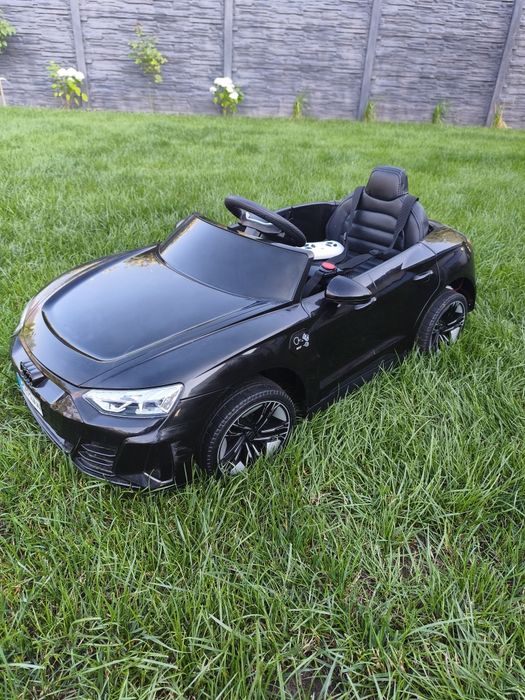 Auto Audi na akumulatory