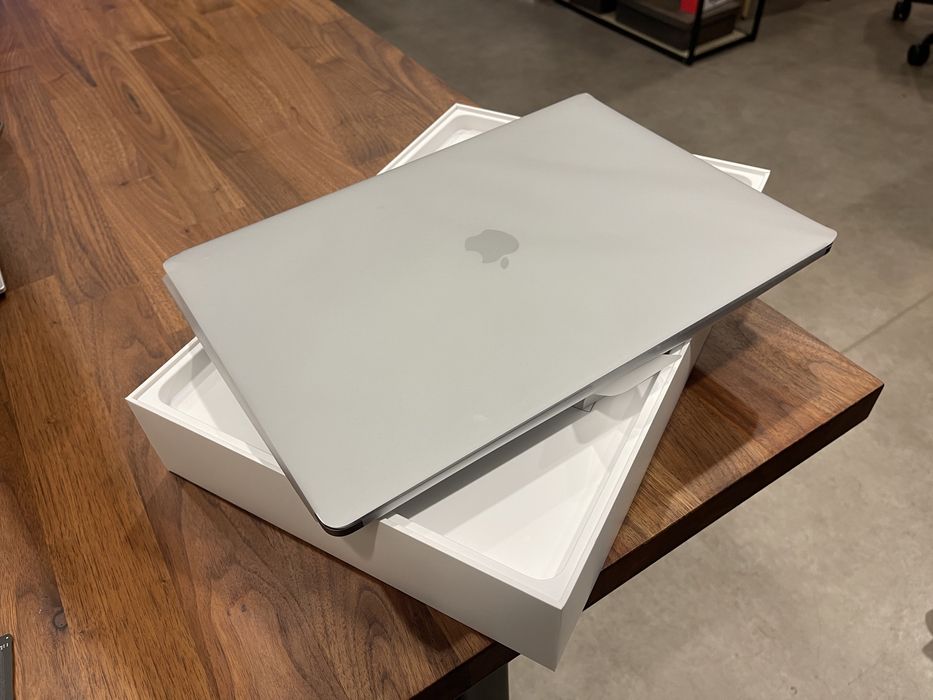 MacBook Pro 15’ 2018 - i7 2.6, 16GB, 512GB