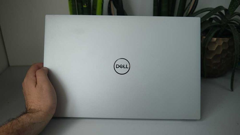 Dell XPS 17 9700 i9 -10885H 32  1 Tb  SSD RTX 2060 Max Q + Intel UHD 17.0 4K