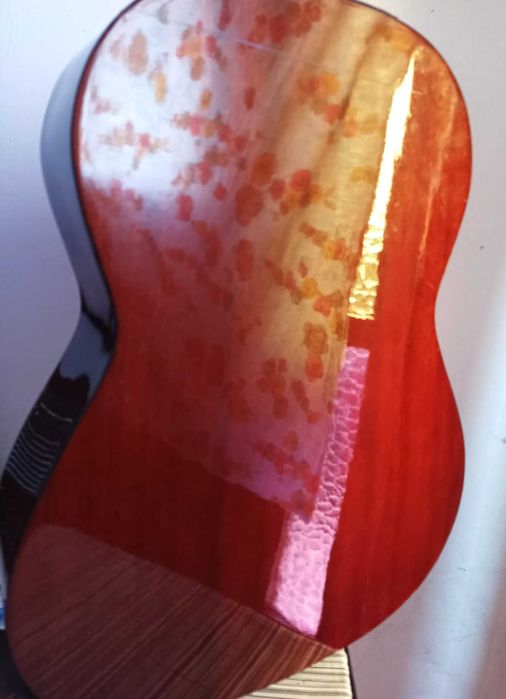 viola reciclada com relógio embutido