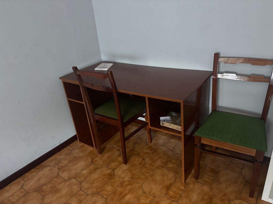 Secretária e cadeira antiga