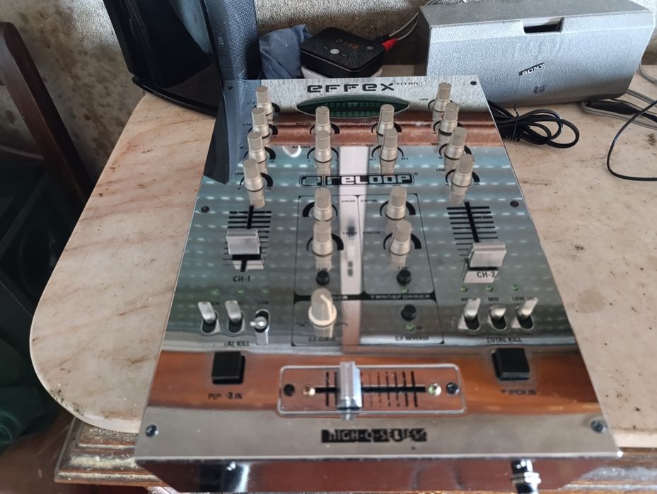 Mesa de mistura amplificada com 200W de potência.