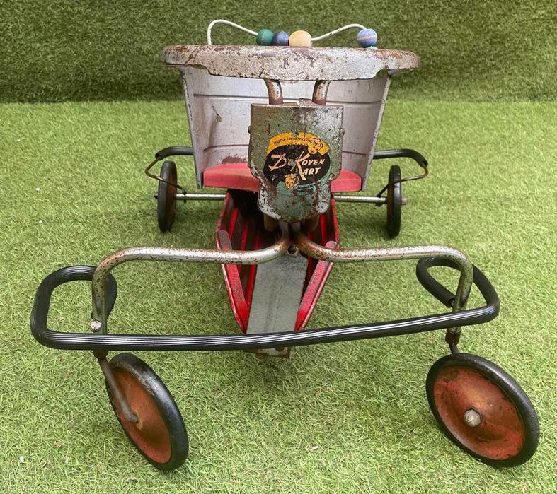 Triciclo de criança de metal com assento de madeira