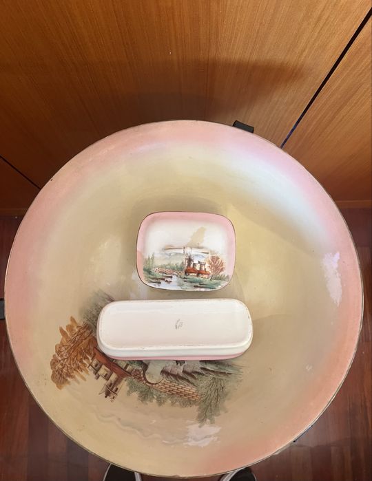 Conjunto Vista Alegre Antigo – Jarro, Bacia, Penico e Saboneteira