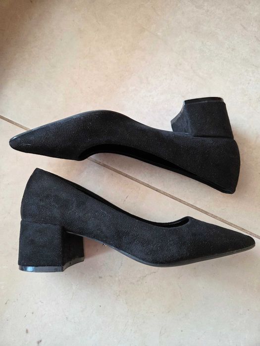 Zamszowe buty na słupku rozm. 35 DeeZee