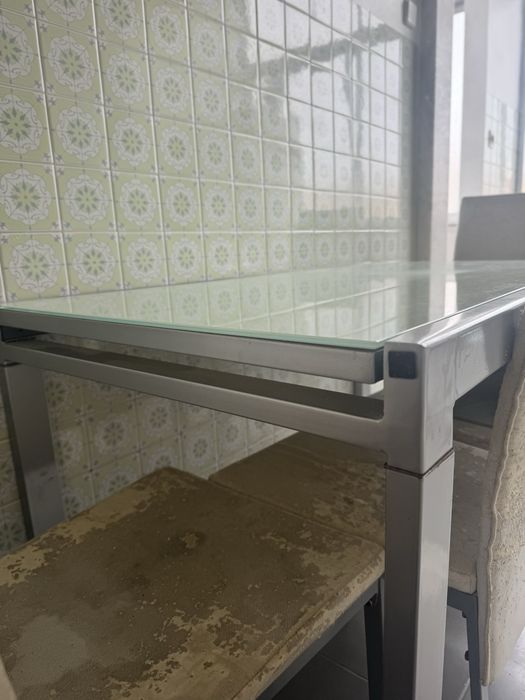 Conjunto de Mesa Extensível em Vidro e Metal + 4 Cadeiras