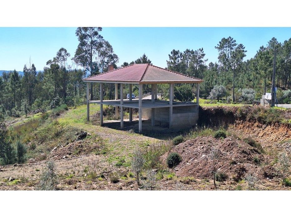 Terreno Rústico com Construção na Sertã