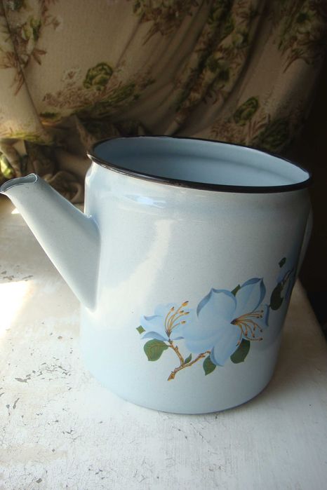 Посуд емальований виготовлений за часів СРСР: чайник і каструля