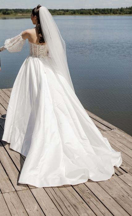 Весільна корсетна сукня