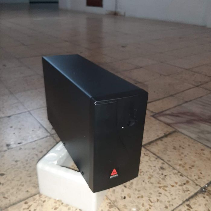 Fonte de energia socorrida. UPS.