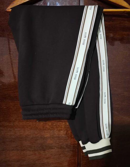 Жіночій костюм на флісі з лампасами miu miu колір шоколад спортивний