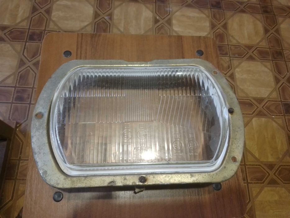 Стекло передней фары Москвич 2140