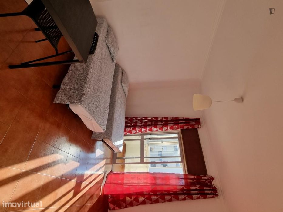 Quarto - localizado em Amadora Lisbon