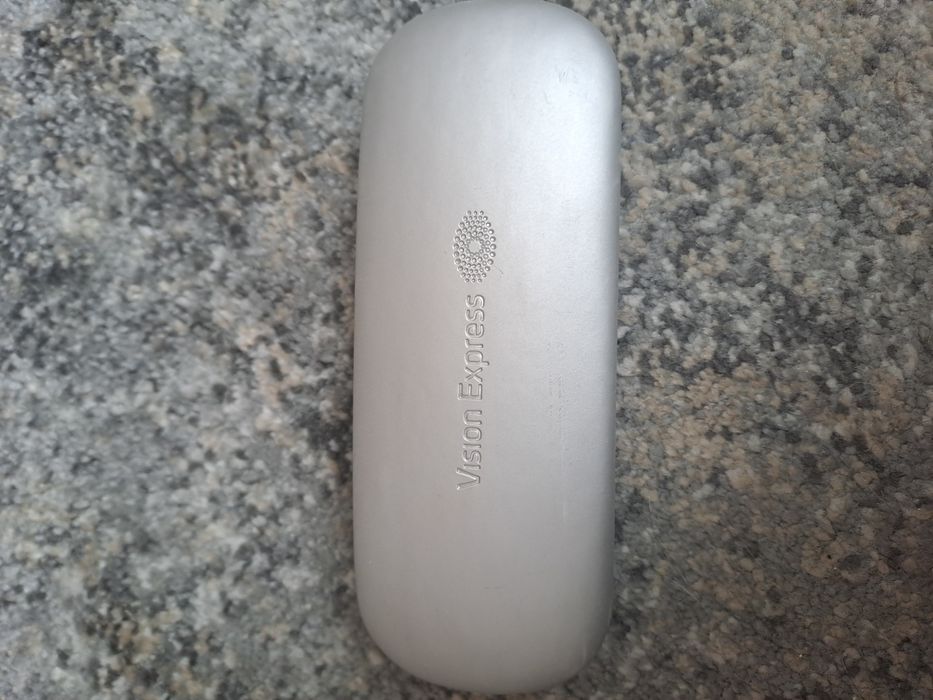 Oprawki czarne, srebrne etui