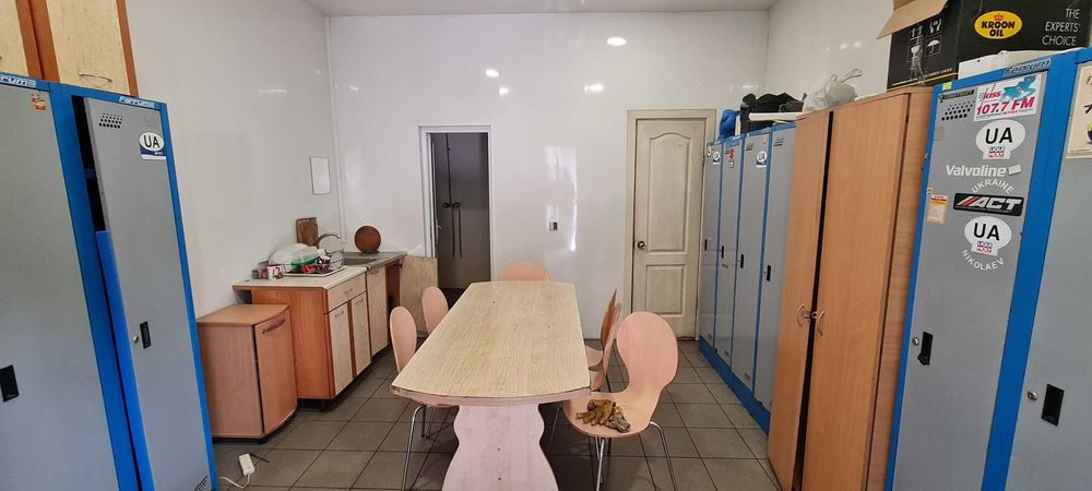 Продаж 790 кв.м. Фасадне приміщення та сто. вул. Космонавтів.