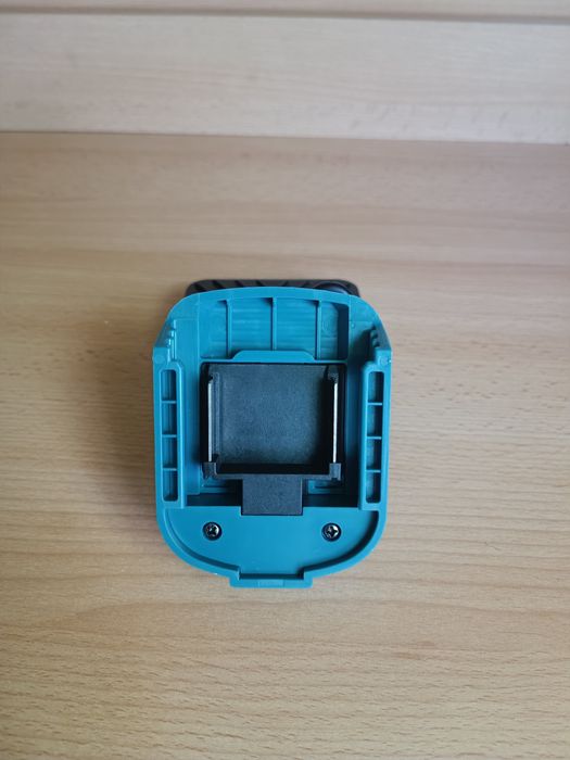 Аккумуляторный светодиодный прожектор Makita.