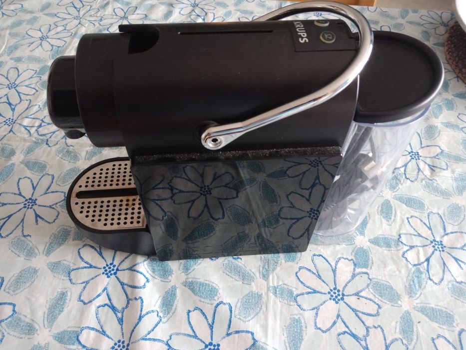 Máquina de café nespresso verde e uma preta com