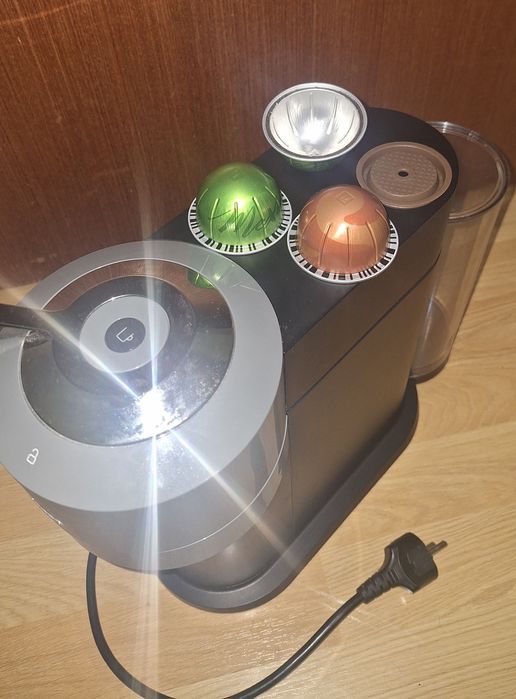 Кавоварка капсульна, Nespresso Vertuo Nextвід  Delonghi,ідеальний стан