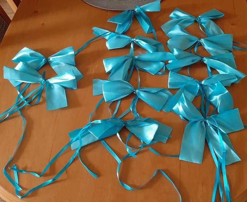 Niebieskie kokardki ze sznureczkami - dekoracja na wesele/ślub