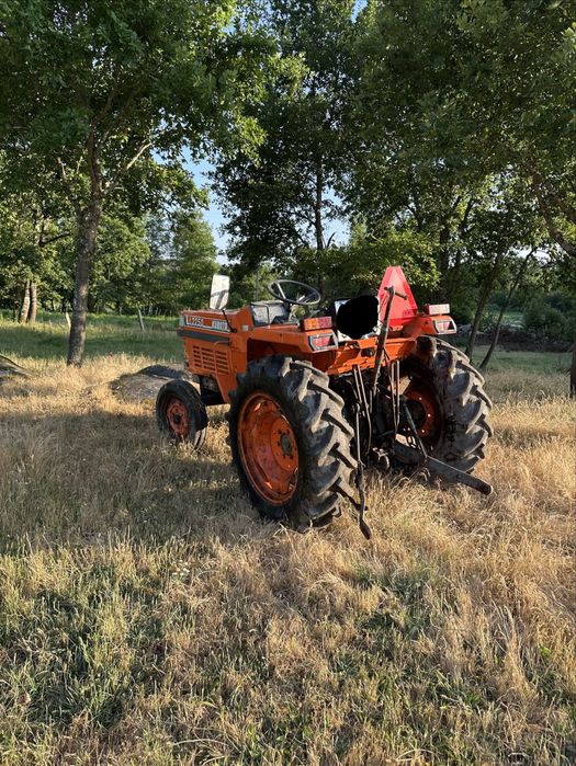 KUBOTA L2250 — POTÊNCIA QUE RESISTE AO TEMPO