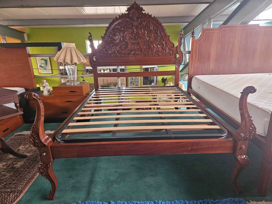 Cama antiga em madeira com estrado e colchão - óptimo estado geral
