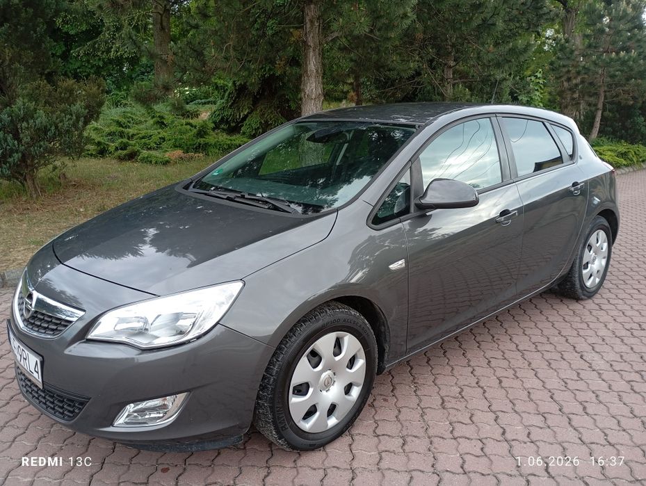 Opel Astra J 1.6 zwykła benzyna 115KM 5-drzwiowy Hatchback Zarejestrowany OC na rok GRATIS