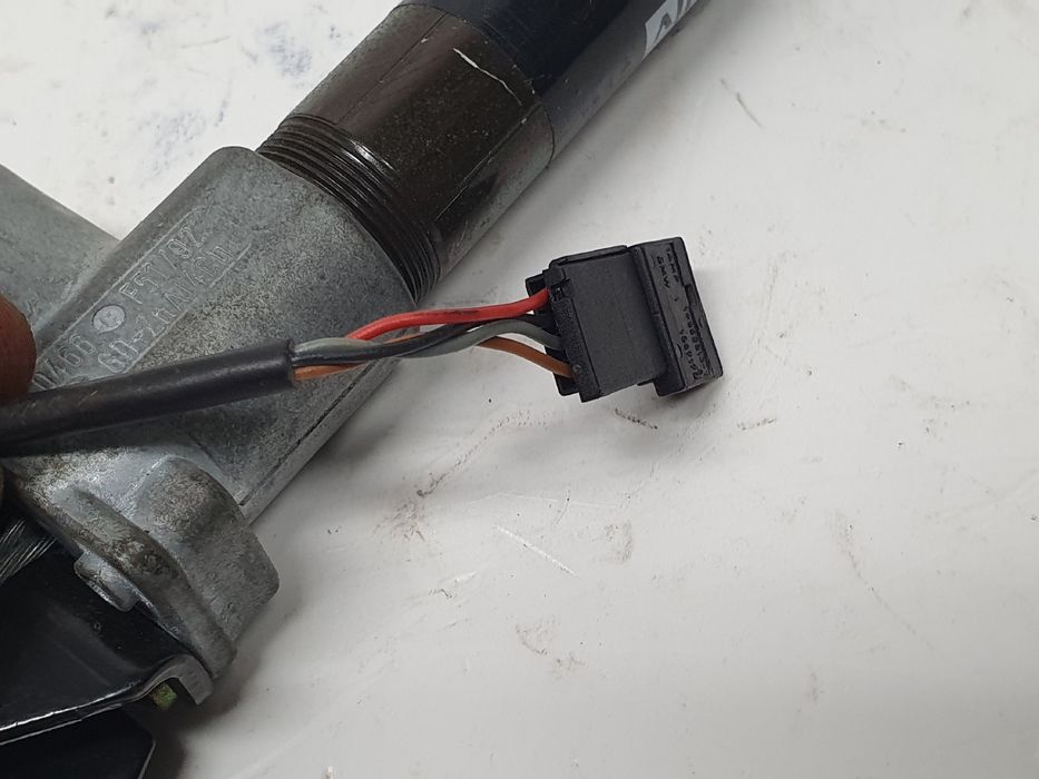 Encaixe de cinto frente esquerdo BMW 5 (E39)
