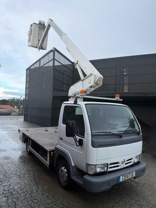 Nissan Cabstar plataforma elevatória 10mt