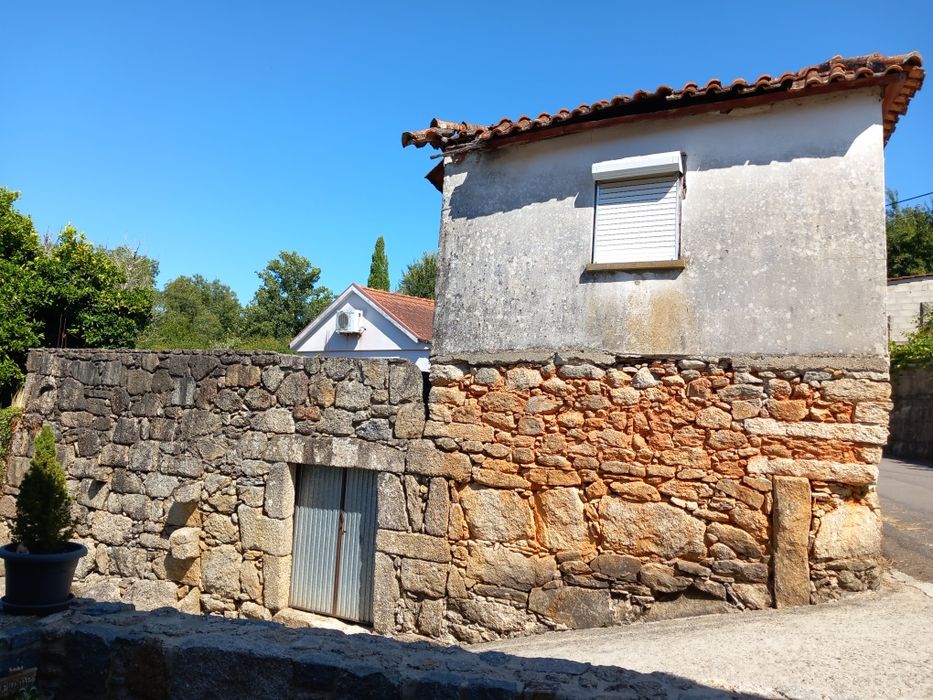 Moradia para restaurar com terreno