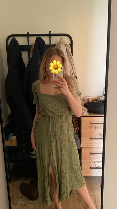 Oliwkowa sukienka midi  z odkrytymi plecami