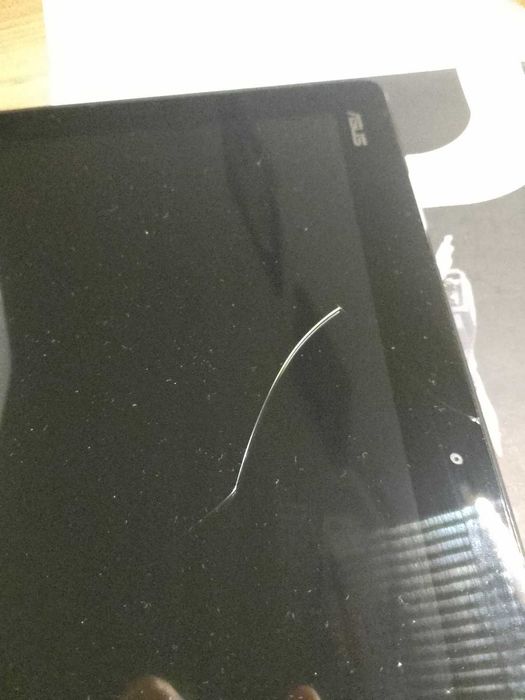 ноутбук-планшет Asus T200TA та два планшета Asus та Lenovo