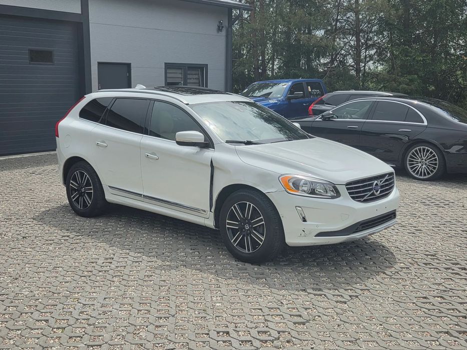 Volvo XC 60 2.5T AWD MY2016 lekko uszkodzony FV23%