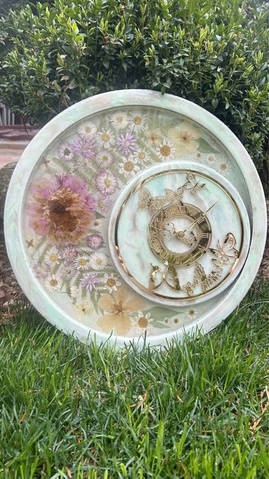 Настеные часы из смолы с сухоцветами
