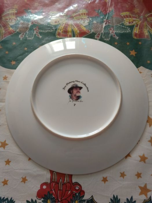 декоративна тарілка з зображенням ведмедя.