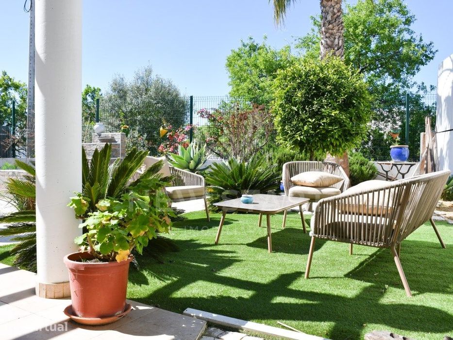 Moradia T4 com Vista Mar, Jardim e Garagem em Zona Residencial, Tavira